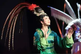 反串演员李玉刚女装巴黎走秀，美的让女人嫉妒，老外都想娶回家图片