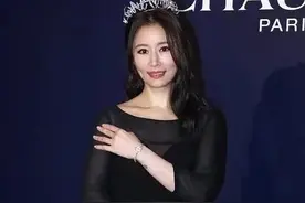 45岁林心如怀二胎？罕亮相全程抚摸小腹，穿礼服腰身圆润胖得多图片