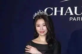 45岁林心如怀二胎？罕亮相全程抚摸小腹，穿礼服腰身圆润胖得多图片