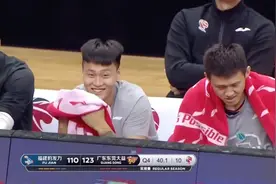 苏伟玩后卫上篮动作逗乐广东替补席，周鹏搞笑模仿，赵睿捂脸大笑图片