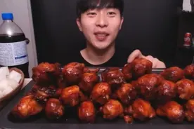 小哥吃50个“炸鸡腿”，以为大胃王，拉近一看穿帮，网友：取关图片