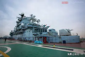 天津一景区内竟停着航空母舰，装备有超强武器，游客可以随意参观图片