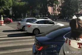 劝离违停车辆 宣传“一盔一带”  高空预警联动巡查无人机喊话 护航上学路图片