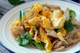 3个鸡蛋2个杏鲍菇，1周给孩子吃2次，补钙补铁比骨头汤还强图片