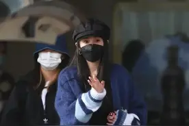 杨幂走机场又出新造型！针织开衫搭配阔腿裤，“松松垮垮”真好看图片
