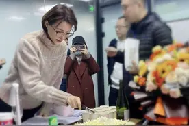 董卿工作忙到忘记生日，蛋糕旁边都摆着台本，48岁气质越发优雅图片
