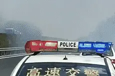阜锦高速又现烧荒浓烟，交警成功处置险情。图片