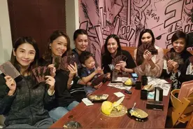 一众昔日花旦聚会，古天乐前女友黄纪莹罕露面，怀抱小孩引猜测图片