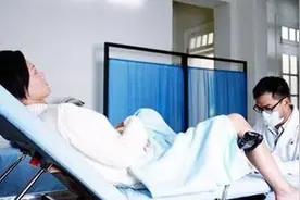 老婆生孩子时被男医生内检，老公事后想轻生，网友：无法理解图片