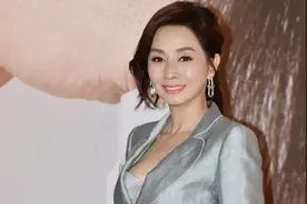 59年的毛舜筠还有傲人身材，穿金属色西装套装亮相，气质真高贵图片