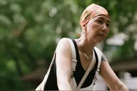 60岁上海奶奶真时髦！穿背带裤骑单车出门，头上裹块花头巾好拉风图片