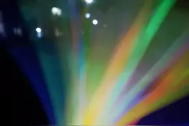荧光棒这样玩也很有趣味。图片