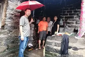 邢台信都区城计头乡帮扶干部关注强降雨中的扶贫户住房安全问题图片