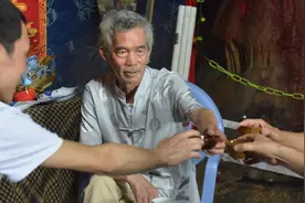 贵州一“怪人”初二辍学便隐居山洞30年，自学成才，被誉“画怪”图片