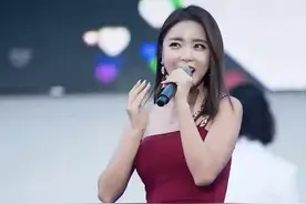 洪真英豁出去了，直接把"红布"裹在身上当裙穿，勒出腰臀比好惊艳图片