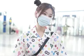 左卓扎双丸子头似哪吒俏皮可爱 穿彩色套装尽显少女感图片