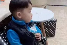 最宠姐姐的弟弟出炉，怀里温奶给姐姐喝，网友：弟弟要趁早教育图片