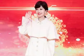 赵雅芝终于穿蕾丝裙了，搭配气质扎发温柔又性感，64岁也能很美图片