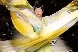 39岁的李玉刚惊艳巴黎时装周，老外：她怎么可能是男的，太美了图片