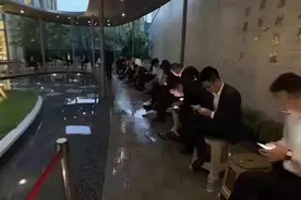 打地铺、睡帐篷、通宵排队…重庆水土某楼盘惊现奇葩一幕图片