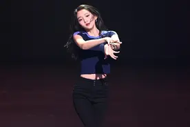 关晓彤节目上跳街舞，卷起上衣那一刻，谁还敢说她不配？图片