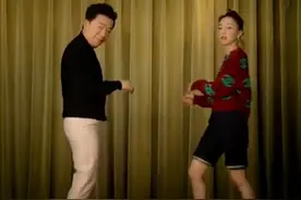 黄渤见到周迅好害羞？热舞时不敢与她对视，同龄却被指像对方叔叔图片