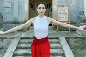 55岁李若彤穿背心秀身材，常年健身肌肉瞩目，纤细手臂长得夸张图片