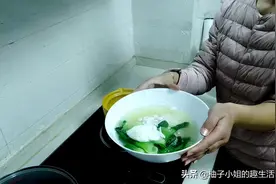 清汤面这样做，简单清爽又美味，只需要面条和蔬菜再加一个荷包蛋图片