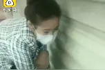 老板回老家3个月，武汉市民门缝投喂滞留猫咪图片