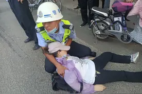 邯郸：女士摔倒在地 民警让其靠身上致使腿脚麻木不敢动图片