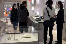 那英与女儿外出被偶遇，双手环抱态度凶，女儿乖巧站一旁显呆滞图片