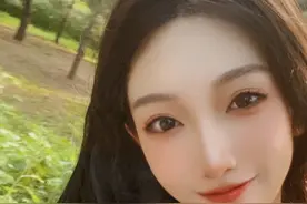 都美竹家境殷实，父母都是商业界大佬？图片