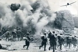 他15岁偷偷参军抗日，71年后，86岁见到106岁母亲，母亲当晚去世图片