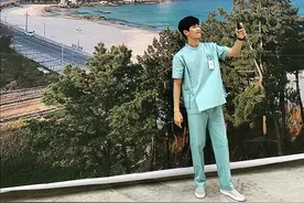 金秀贤半夜晒自拍表情任性 穿医生戏服天台拍照图片