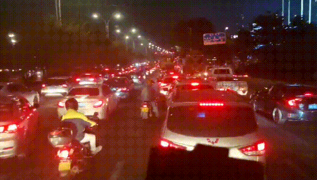 赞 | 消防车救援途中遇堵车，大叔疏散车辆数十米让出生命通道图片
