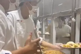 四川一高校食堂员工全部变黄码，学生接管食堂上演“报复性”打饭图片