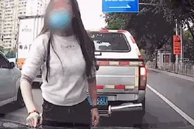 彪悍不彪悍？！广州女子被超车后暴怒，脚踩引擎盖当街开怼图片
