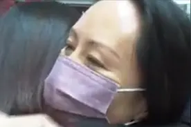 孟晚舟登机前与友人相拥，强忍泪水说“不许哭，不要哭”图片