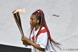 日本民众不满！开幕式混血女点火混血男扛旗，华人传递火炬+宣誓图片