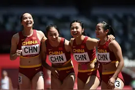 中国女子接力创历史！四位姑娘哪吒发型亮眼，赛后庆祝太可爱图片