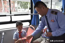 用真情服务 换乘客的真心笑容——记西安市公交集团第二分公司43路公交车驾驶员李刚图片