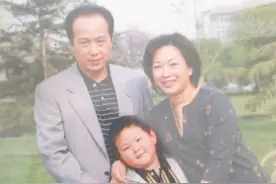 罗京去世12年，妻子曾哭到晕厥，儿子已长大成人图片
