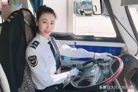洛阳年轻女模特转行开公交：身高1米76，有大妈在车上给她介绍对象图片