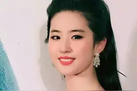 刘亦菲彻底放开了？就靠一块"三角布"遮羞，果真不要"玉女"形象咯图片