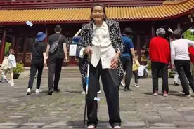 感动！中年男子牵着88岁老母亲，把岳阳城逛了个遍图片