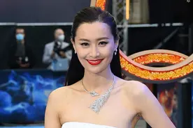 陈法拉出演漫威新片，和梁朝伟对戏眼神太亲密，她老公都吃醋了图片