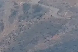 阿塞拜疆部队正要撤退，突遭导弹猛轰，炸成灰烬，现场画面曝光图片