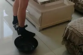 丈夫和妻子吵架后睡着，醒来后脚上锁了个平底锅！网友：不怕他甩锅？图片