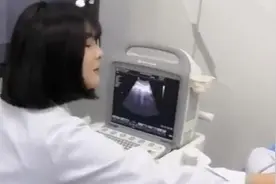 男同学充当医模，当别班女生过来时，男生：不是俺班女生不让看图片