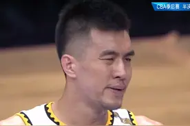 诡异！辽宁领先20分了，杨鸣换下4名主力，为何却还留着郭艾伦？图片